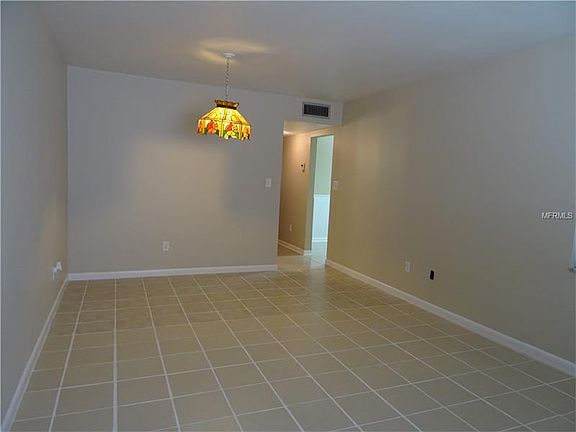 5th image of 290 Sky Loch Dr W