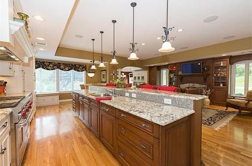 3rd image of 96 Woodcrest Dr