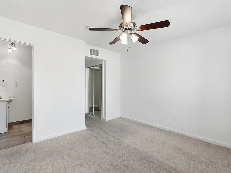 2525 E Minnezona Ave — Photo 18