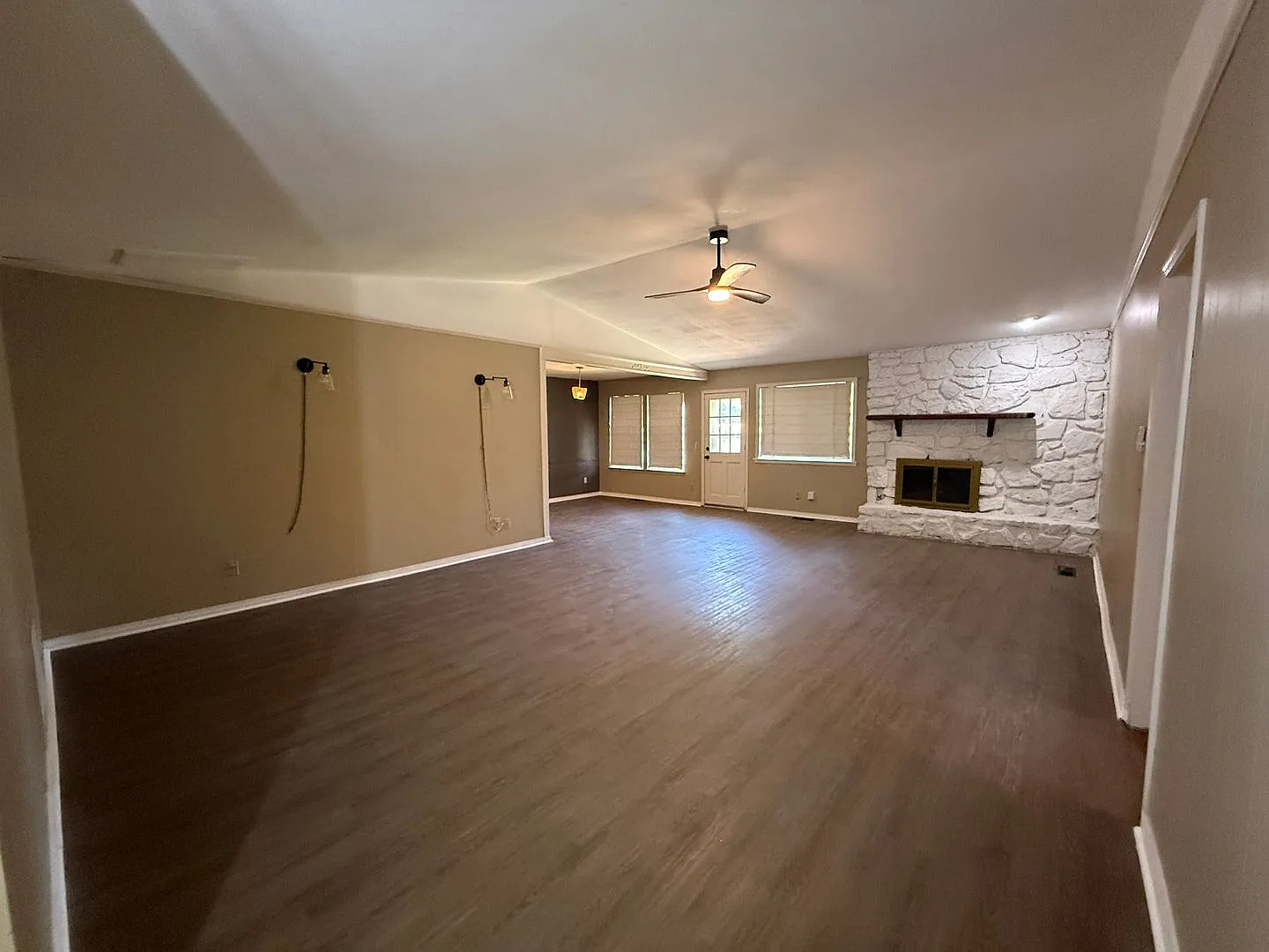 Luxurious 3 bd 2 ba on South Peoria — Photo 2