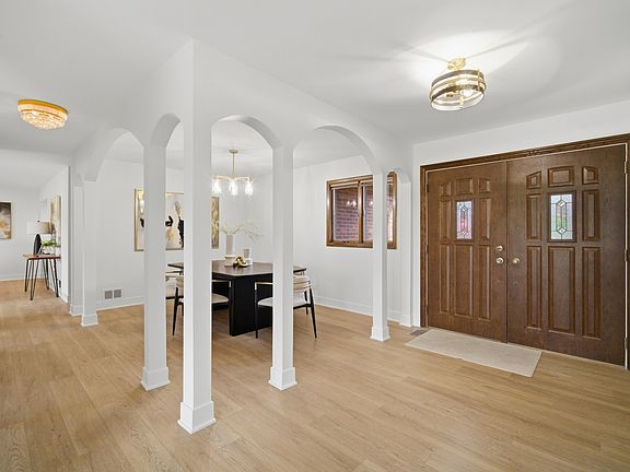 5th image of 28 Windemere Ln
