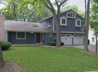 1562 Surrey Dr, Wheaton, IL 60189