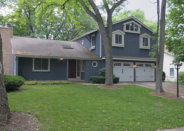 1562 Surrey Dr photo 1