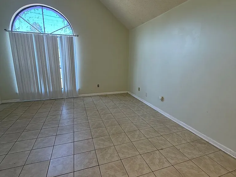 911 Black Willow Dr — Photo 2