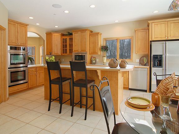 4th image of 1400 Maplewood Dr