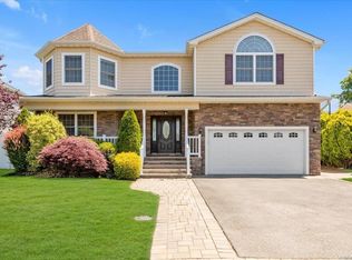 50 Southwood Cir, Syosset, NY 11791