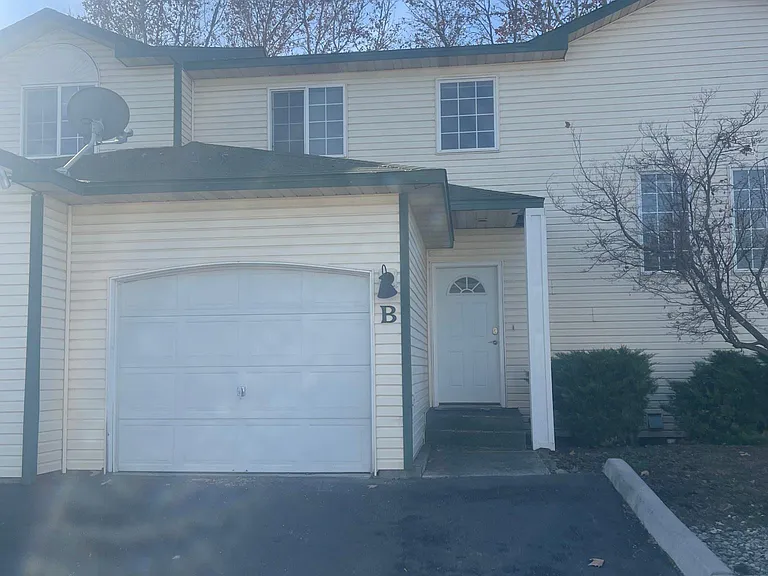 1420 S Skyline Dr — Photo 3
