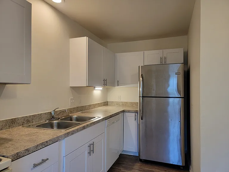 102 Bradford Dr — Photo 8