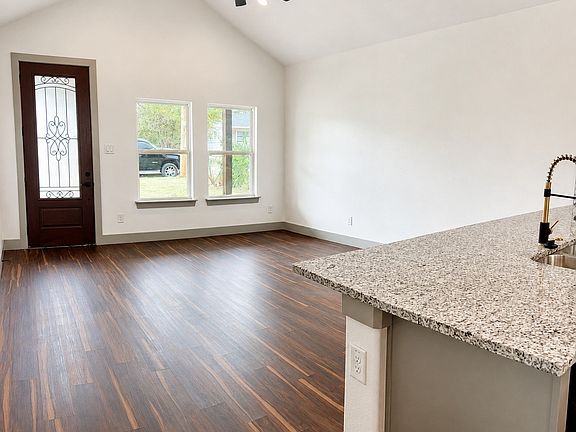 3rd image of 207 Cotton St