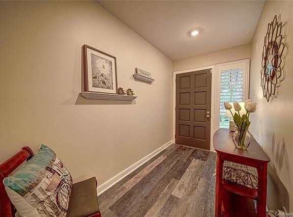 4th image of 5721 Courtview Dr #22