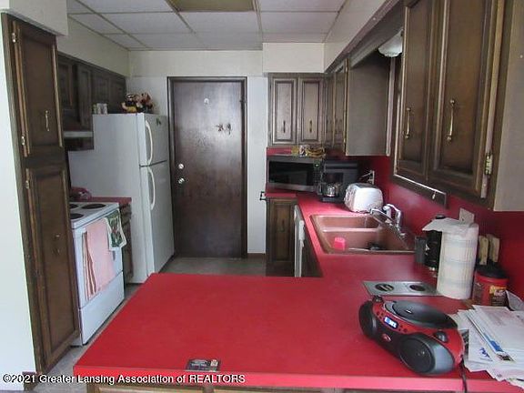 3rd image of 221 W Henry St