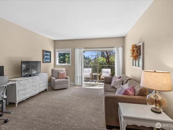 8503 Bowdoin Way APT 204, Edmonds, WA 98026
