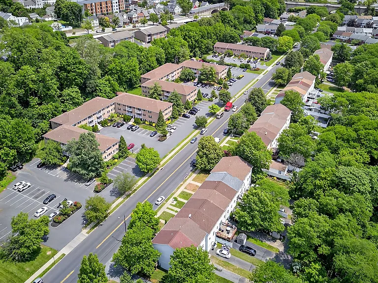 Waters Edge Apartments — Photo 43
