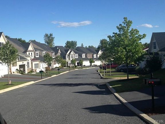 Enter Briarwood Commons