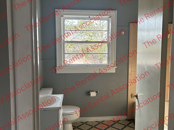 4th image of 1110 Cook St