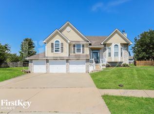 2300 SW Stone Bridge Ct, Lees Summit, MO 64082