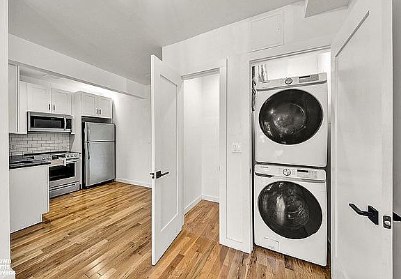 5th image of 326 Cornelia St #4R