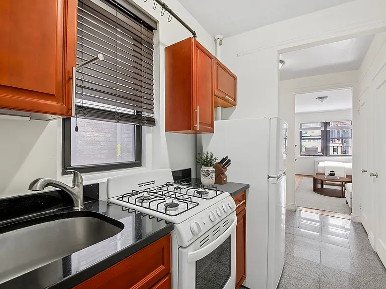 210 E 38th St #3G — Photo 5