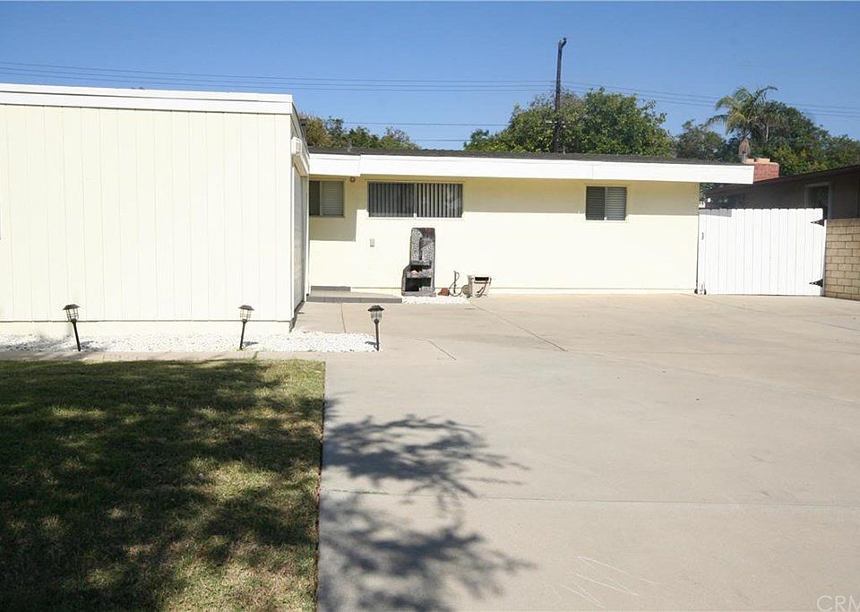 1st image of 700 S Acacia Ave