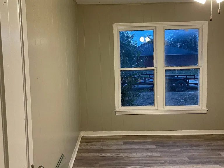 703 E Broadway Ave — Photo 8