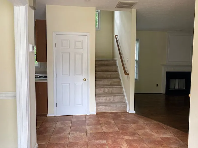 6108 Shrewsbury Sq — Photo 2