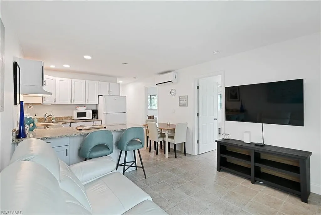 2 bed, 1.0 bath, 700 sqft, $1,980 — Photo 3