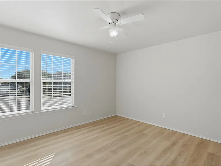 821 Benning — Photo 25