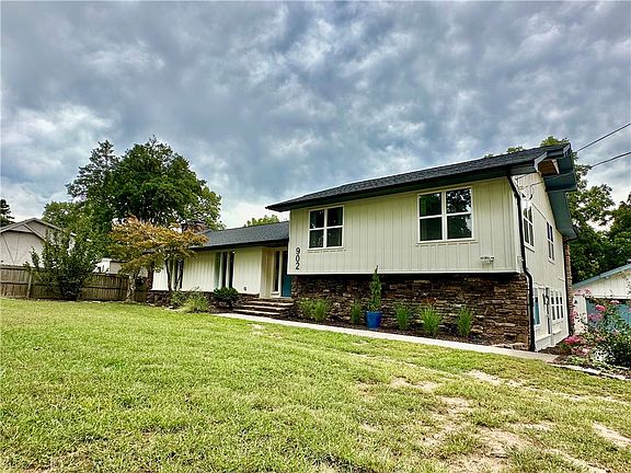 2nd image of 902 Castle Ln