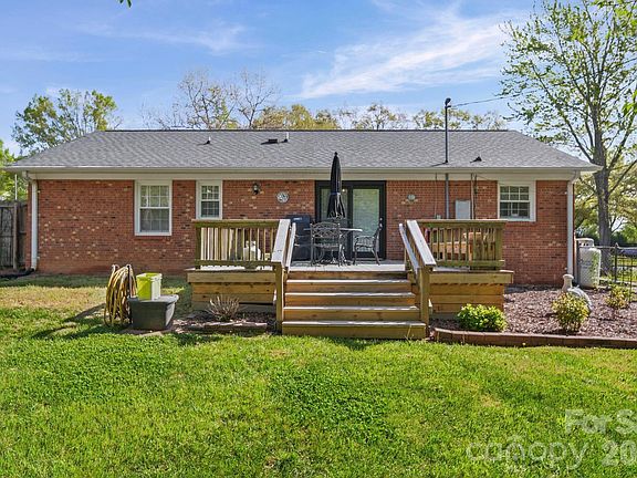 3rd image of 5715 Hillcrest Cir
