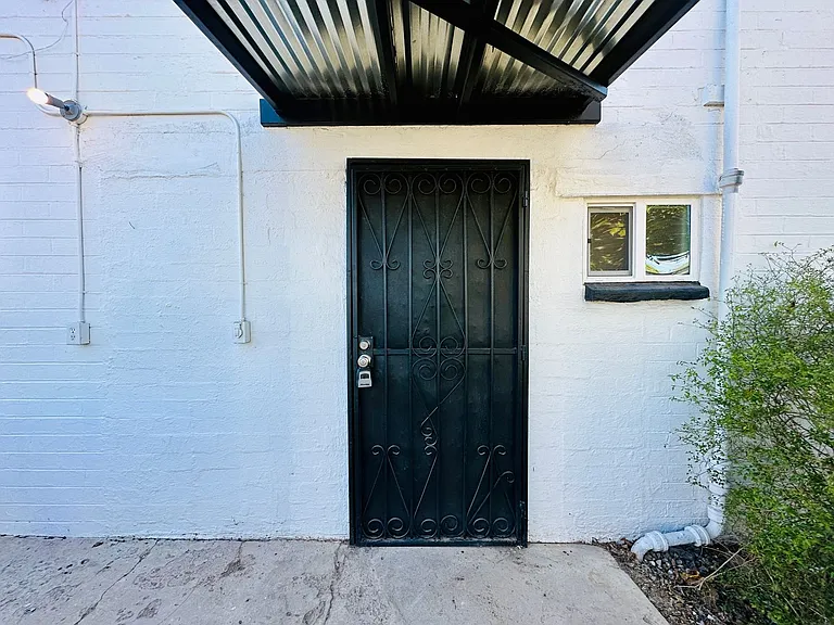 Studios and 1 bedrooms that include all utilities! Off Street Parking and Tile Flooring! — Photo 15