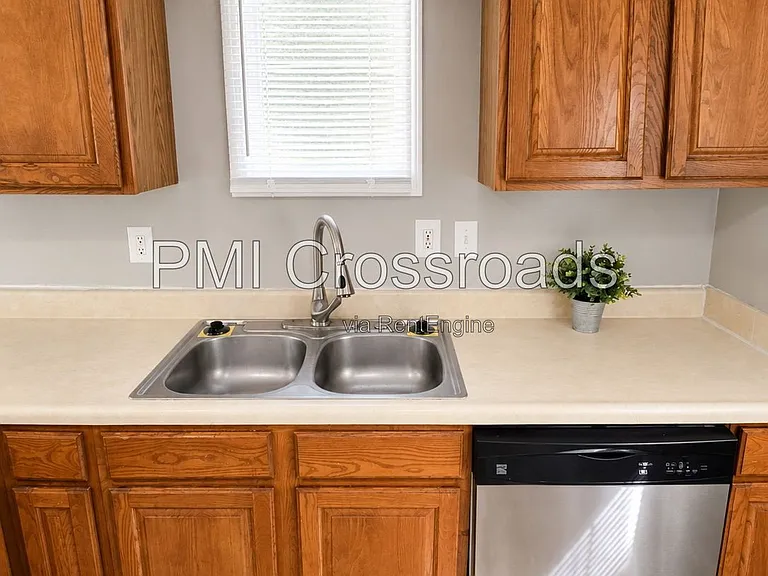 153 S Cypress Ave — Photo 7