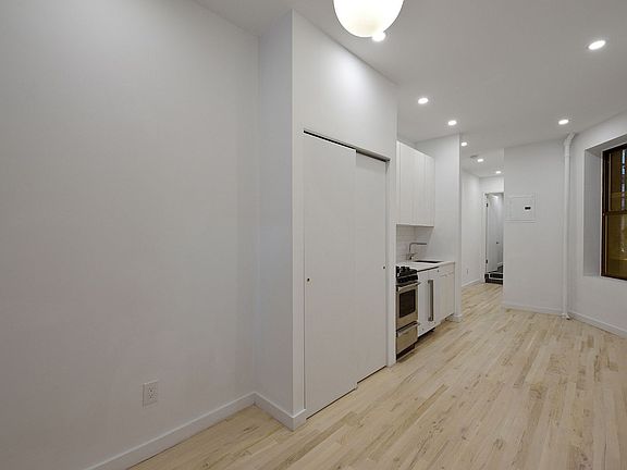 2nd image of 188 Avenue Of The Americas APT 1FS