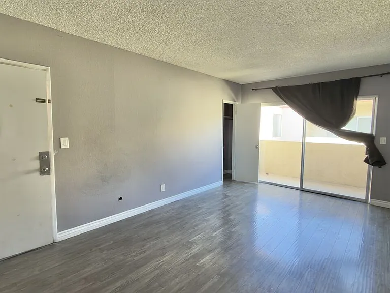 837 S Ardmore Ave #6 — Photo 3