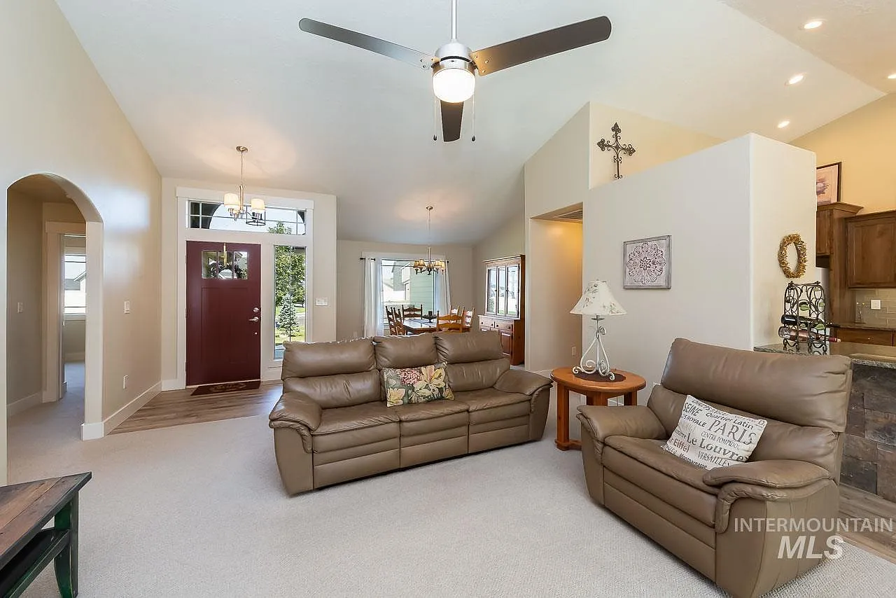 4 bed, 2.5 bath, 2446 sqft, $2,600 — Photo 2