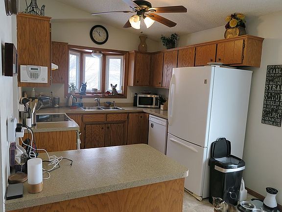 Convenient center island. 