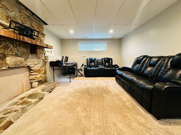 3rd image of 124 Oriole Rd