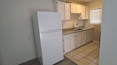 2nd image of 2562 Traction Ave #8