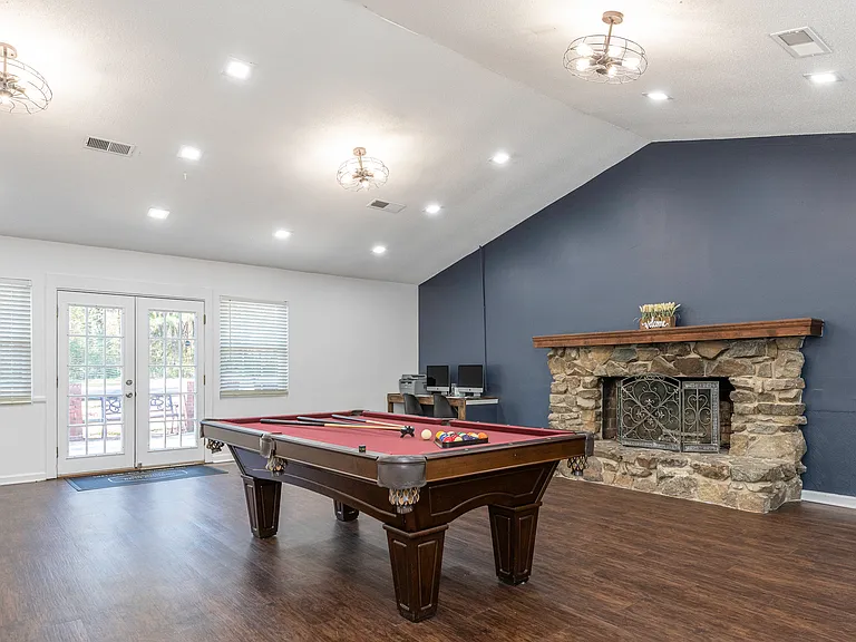 Country Club Apartments — Photo 31