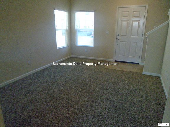 3rd image of 211 Maidenbrook Ln
