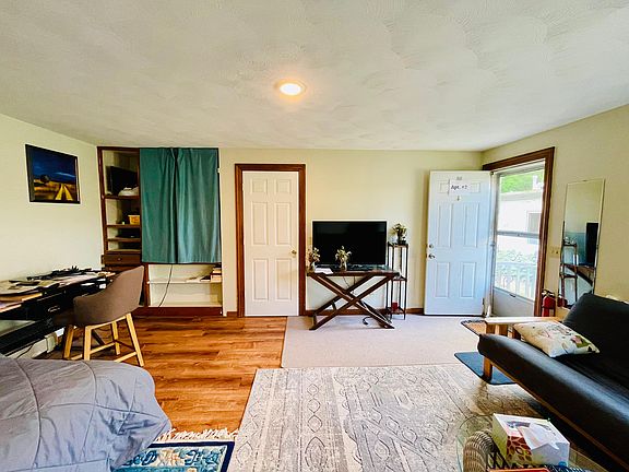 4th image of 246 N Winooski Ave #2