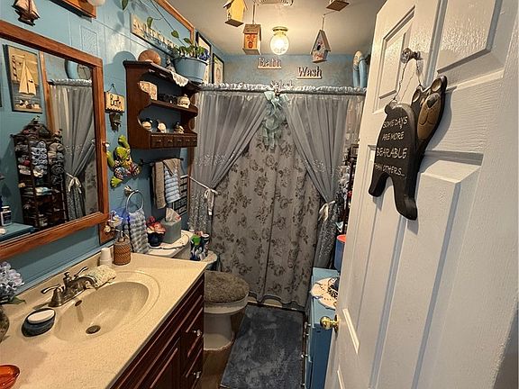 3rd image of 135 Owens St