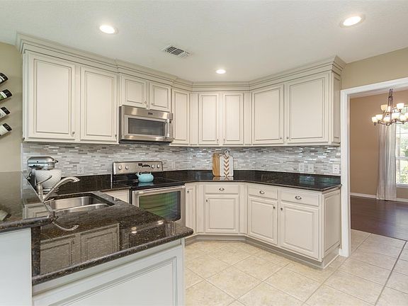 3rd image of 1621 Champagne Ave