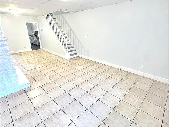 4th image of 389 W Gordon St