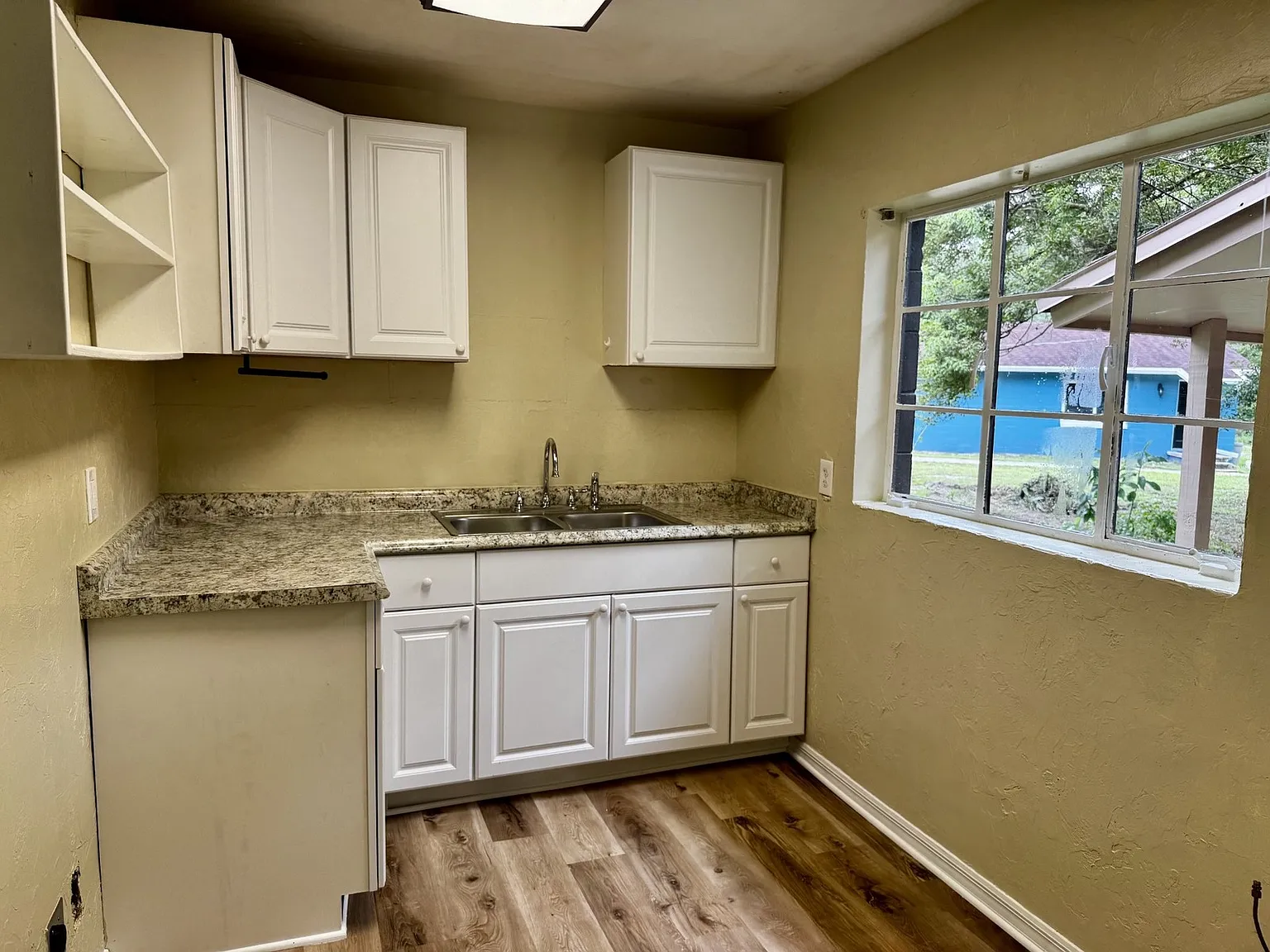Large 3 Bed, 2 Bath, Wood Floors, Corner Lot! — Photo 3