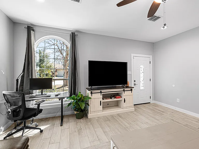 1614 Merritt Dr — Photo 3