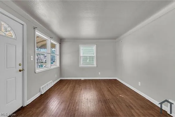 15902 Maplewood Ave — Photo 4
