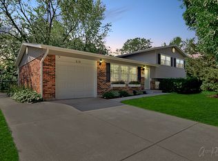 519 W Hackberry Dr, Arlington Heights, IL 60004