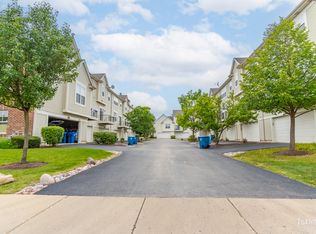 587 Grosvenor Ln #587, Aurora, IL 60504