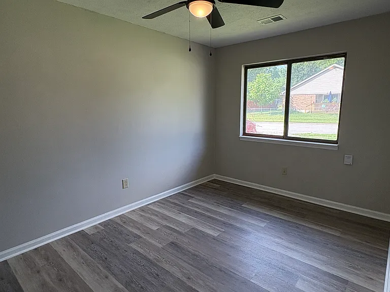 1516 Meadowview Dr — Photo 9