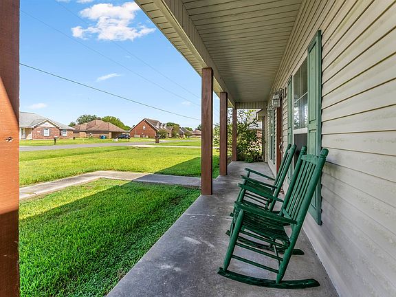 3rd image of 215 Shelby Dr